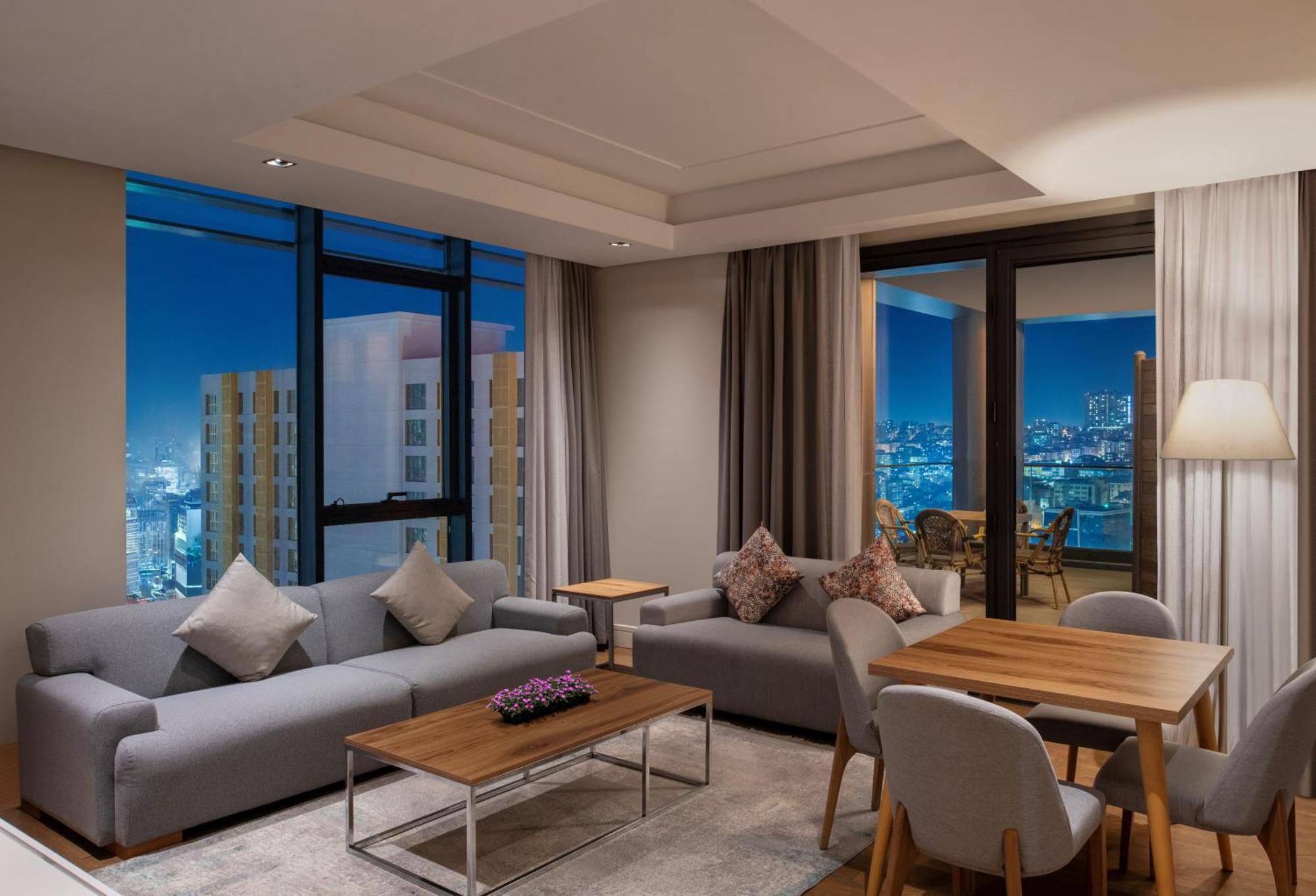 Otel Movenpick Living 5*